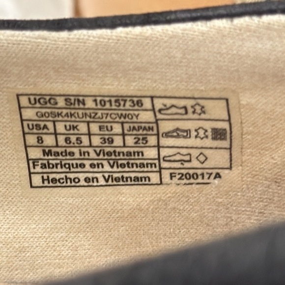 🔥UGG Women’s Black Leather Slip-Ons🔥 - Picture 4 of 6
